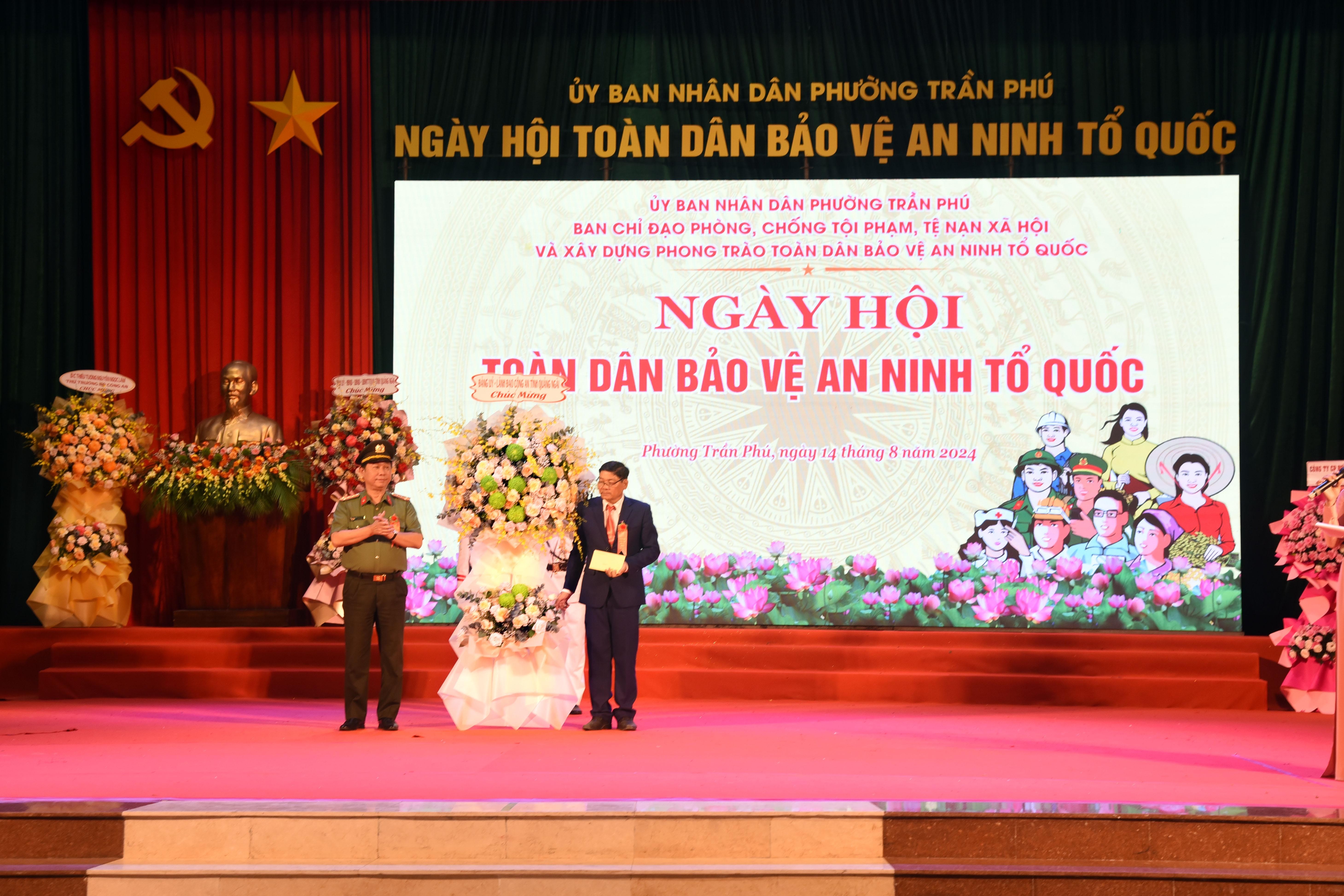 dsc-4010-dai-ta-phan-cong-binh-gd-cong-an-tinh-tang-qua-hoa-qua-cho-phuong-tran-phu-tp-quang-ngai-1723630875.jpg