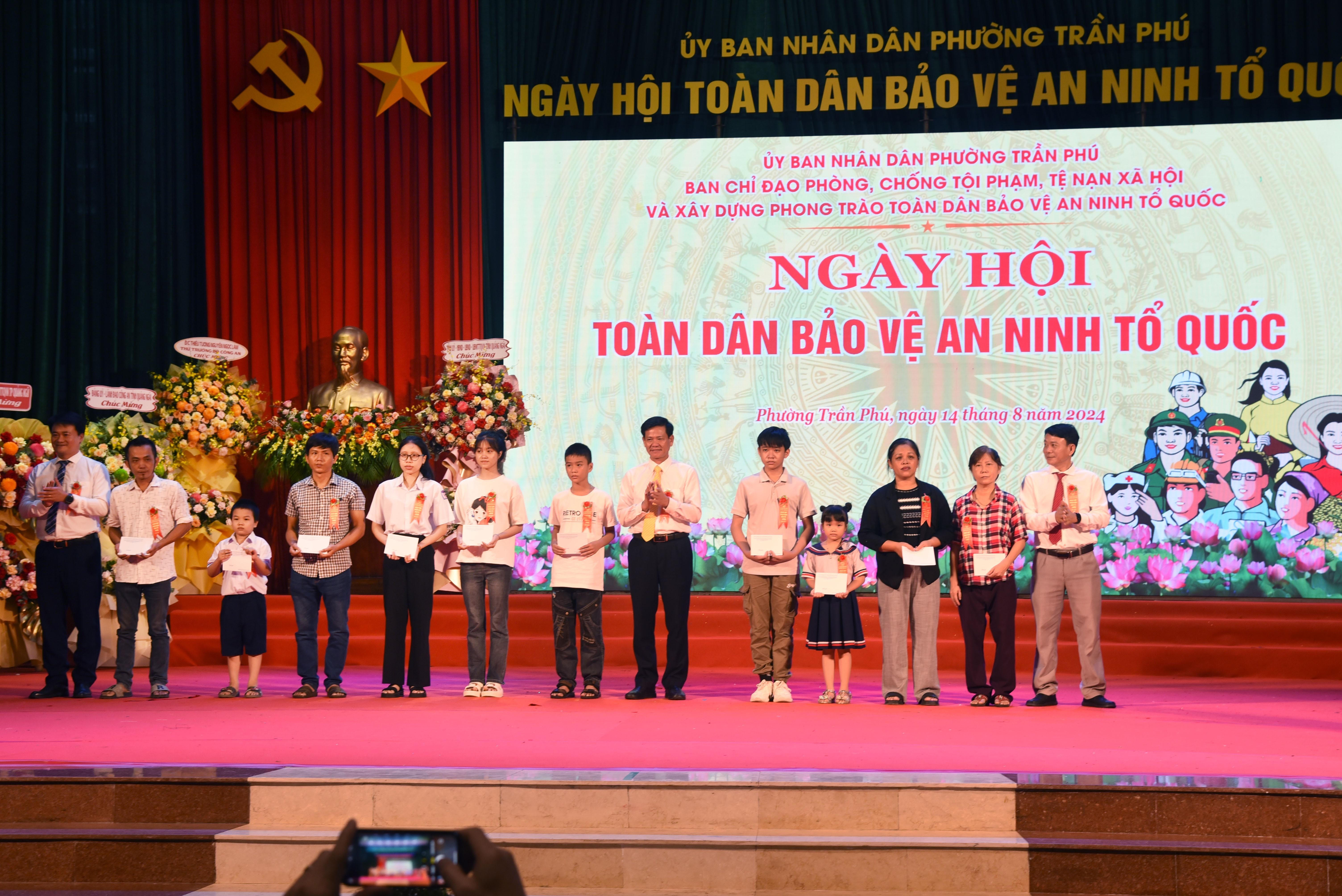 dsc-4013-ubnd-tp-quang-ngai-tang-qua-cho-10-ho-ngheo-trong-phuong-tran-phu-1723630876.jpg