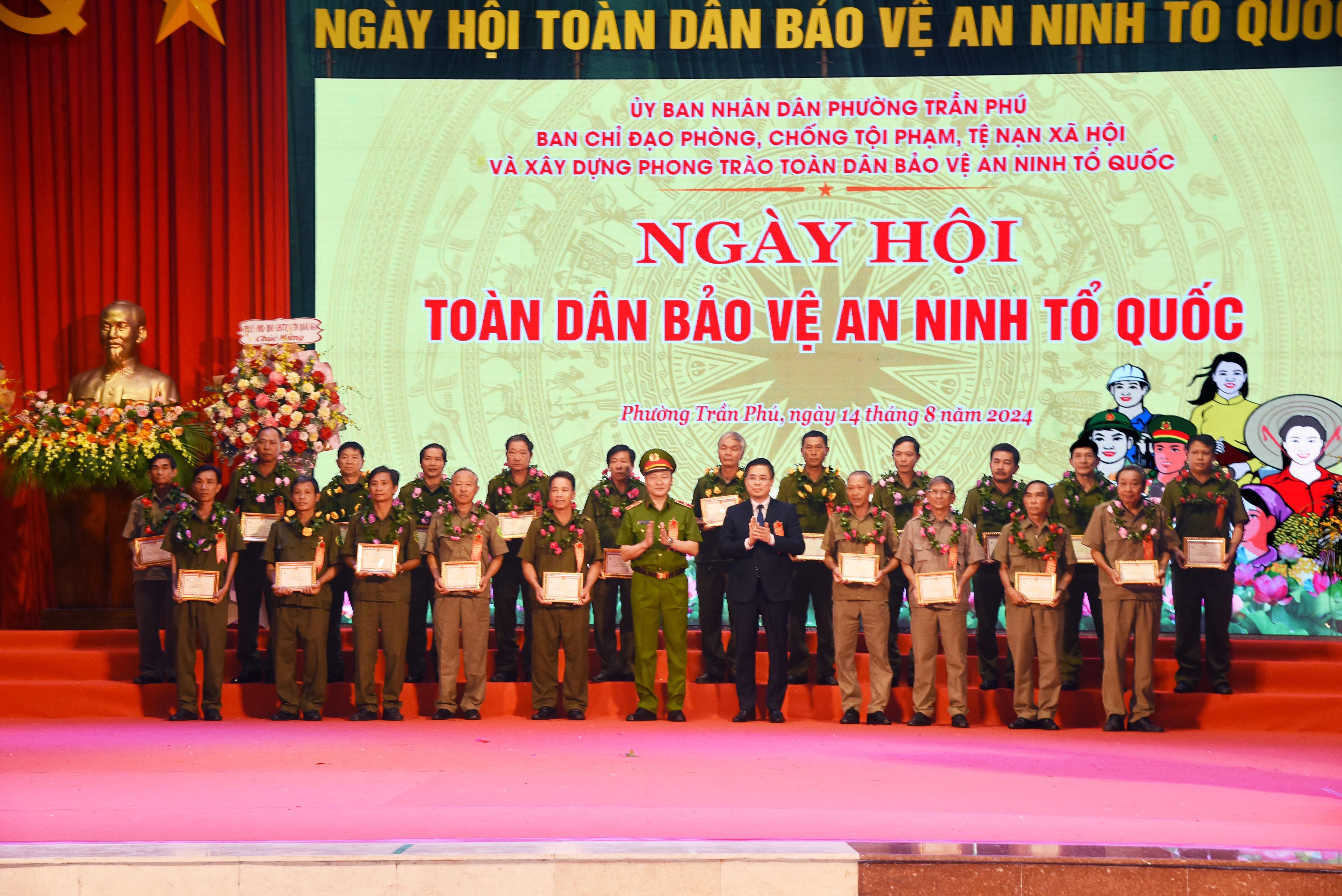 dsc-4032-thieu-tuong-nguyen-ngoc-lam-thu-truong-bo-cong-an-trao-tang-ky-niem-chuong-bao-ve-antq-1723630876.jpg