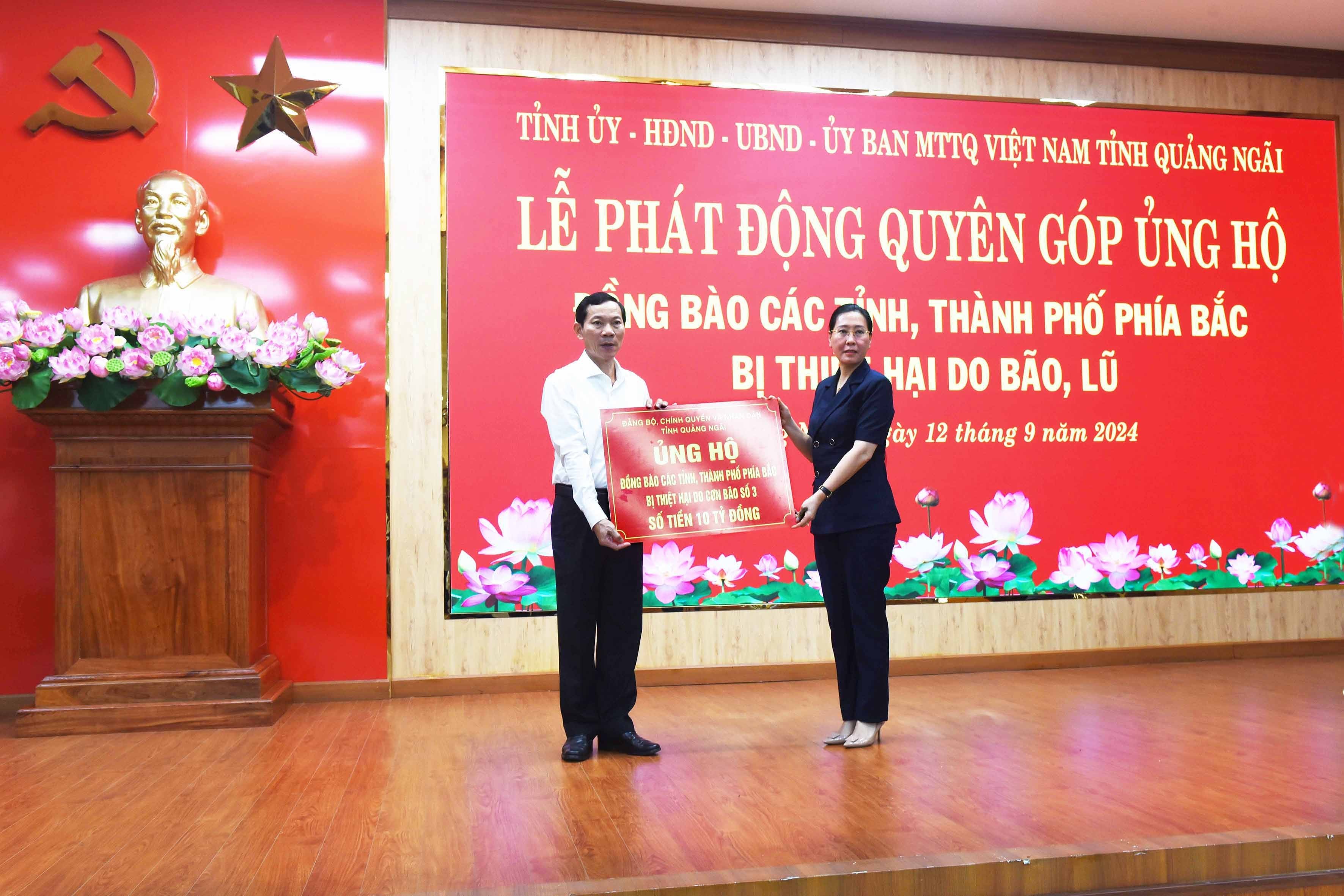 3a-bi-thu-tinh-uy-quang-ngai-bui-thi-quynh-van-dai-dien-lanh-dao-tinh-trao-so-tien-10-ty-dong-ung-ho-dong-bao-cac-tinh-phia-bac-bi-thiet-hai-do-bao-lu-gay-ra-1727184063.jpg