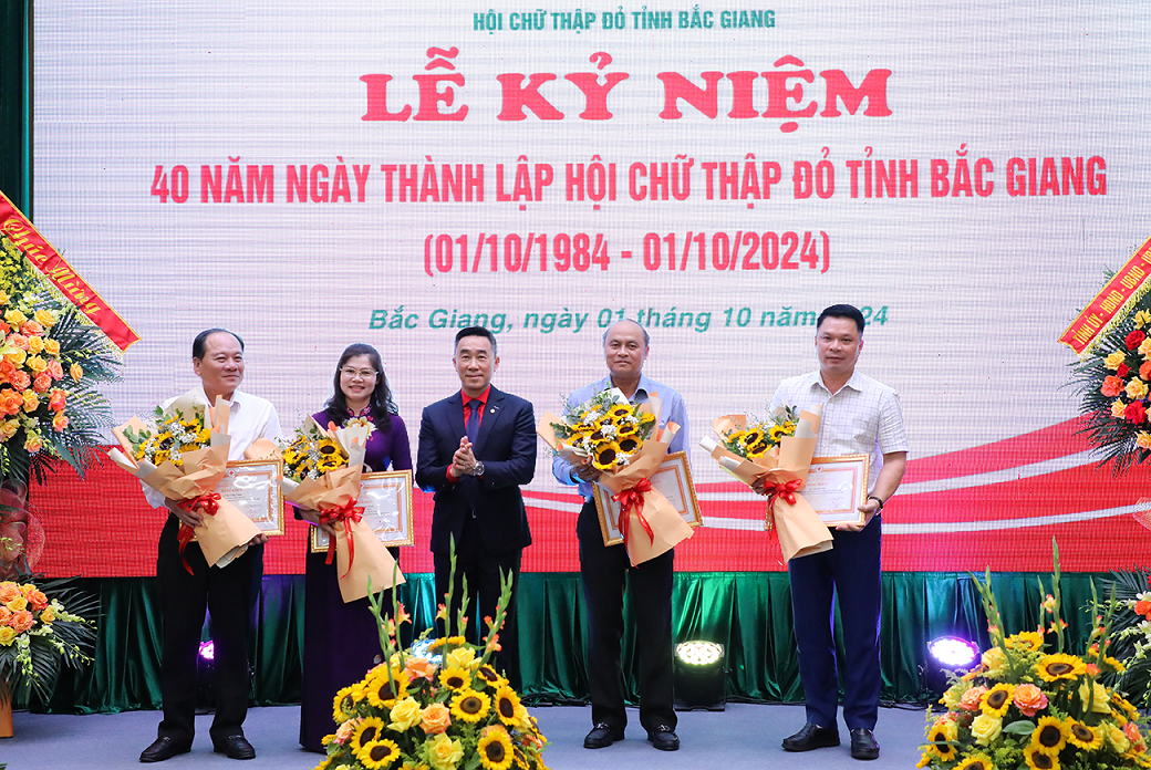 pho-chu-tich-trung-uong-hoi-ctd-viet-nam-nguyen-hai-anh-trao-bang-khen-cua-trung-uong-hoi-ctd-viet-nam-cho-cac-ca-nhan-anh-tran-khiem-1727778591.jpg