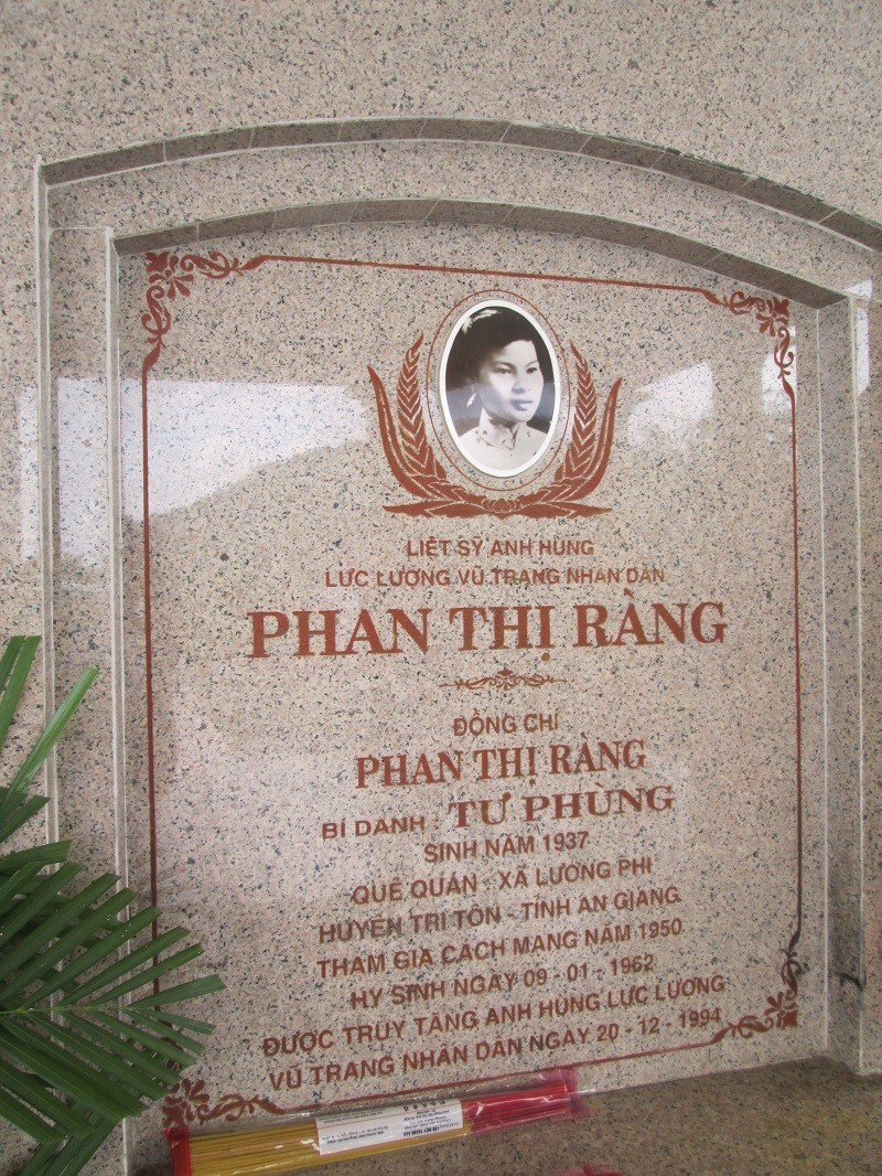 bia-mo-anh-hung-liet-si-phan-thi-rang-1729135796.JPG