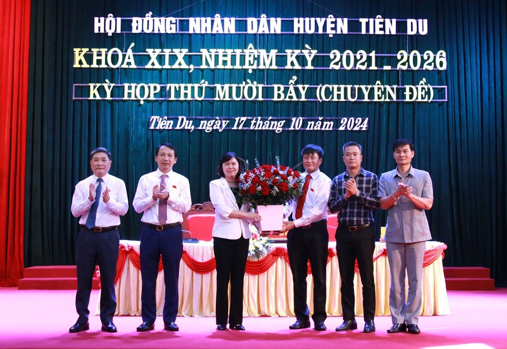 dong-chi-tran-thi-hang-uy-vien-ban-thuong-vu-tinh-uy-pho-chu-tich-thuong-truc-hdnd-tinh-chuc-mung-dong-chi-luu-dac-hung-anh-thu-huyen-1729172629.jpg