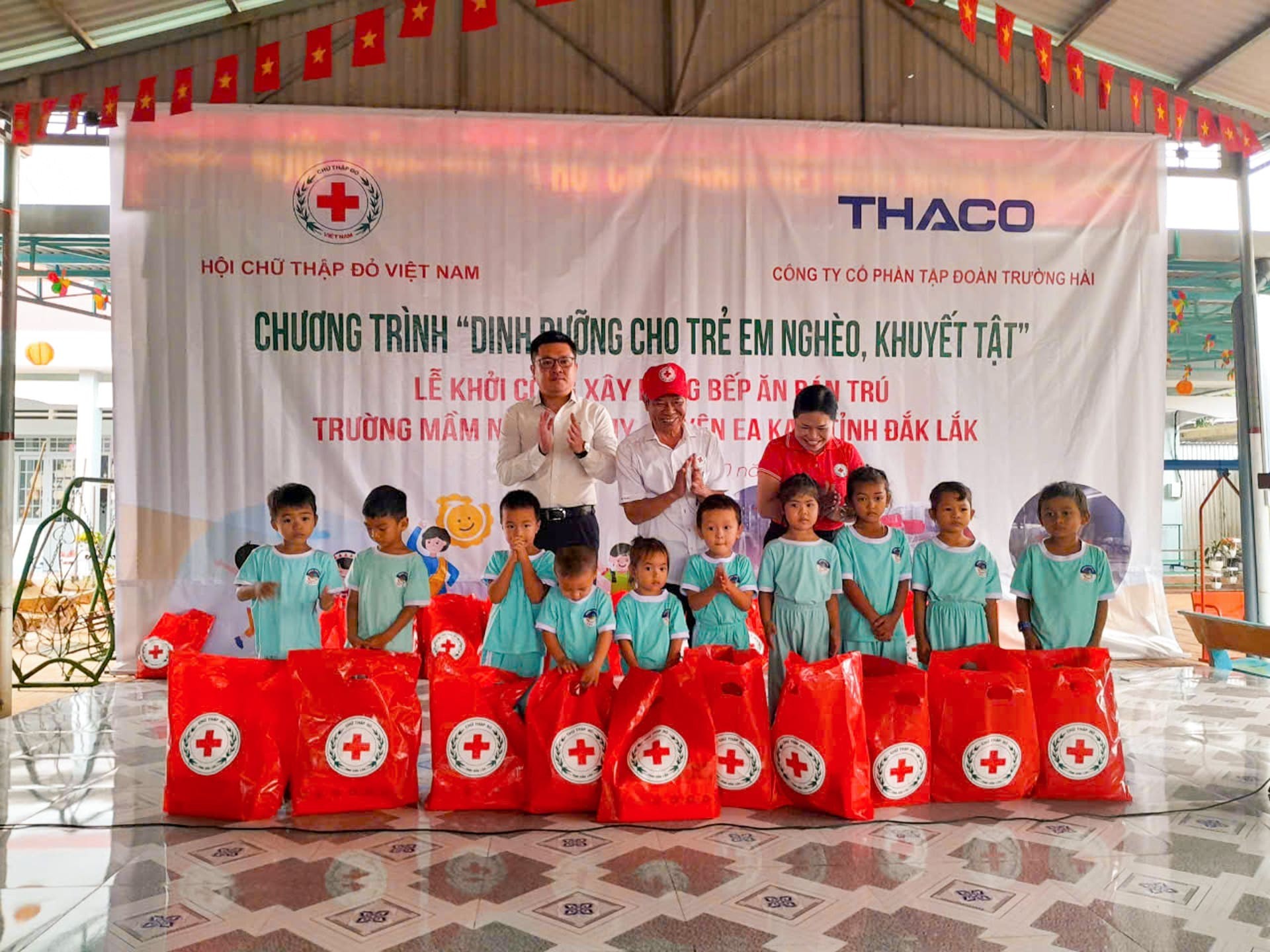 trao-qua-tang-cho-hoc-sinh-dan-toc-thieu-so-co-hoan-canh-kho-khan-1729392294.jpg
