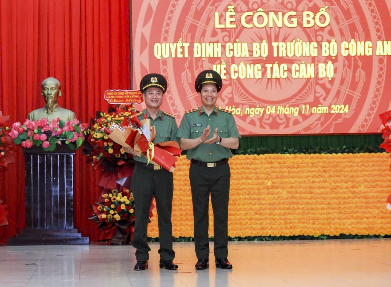 anh-3-trao-qd-cho-dai-ta-nguyen-the-hung-min-1730729297.jpg