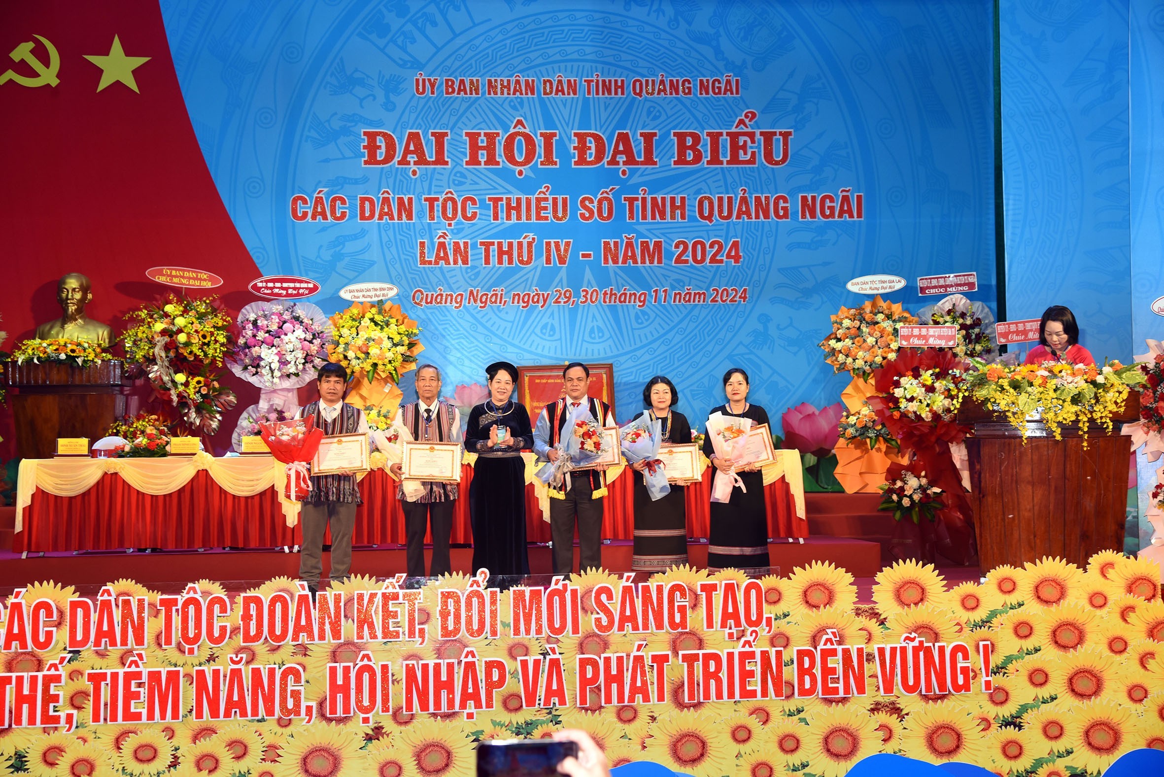 10-ba-nong-thi-ha-pho-cn-uy-ban-dan-toc-trao-bang-khen-cua-uy-ban-dan-toc-cho-cac-tap-the-va-ca-nhan-1732973697.jpg