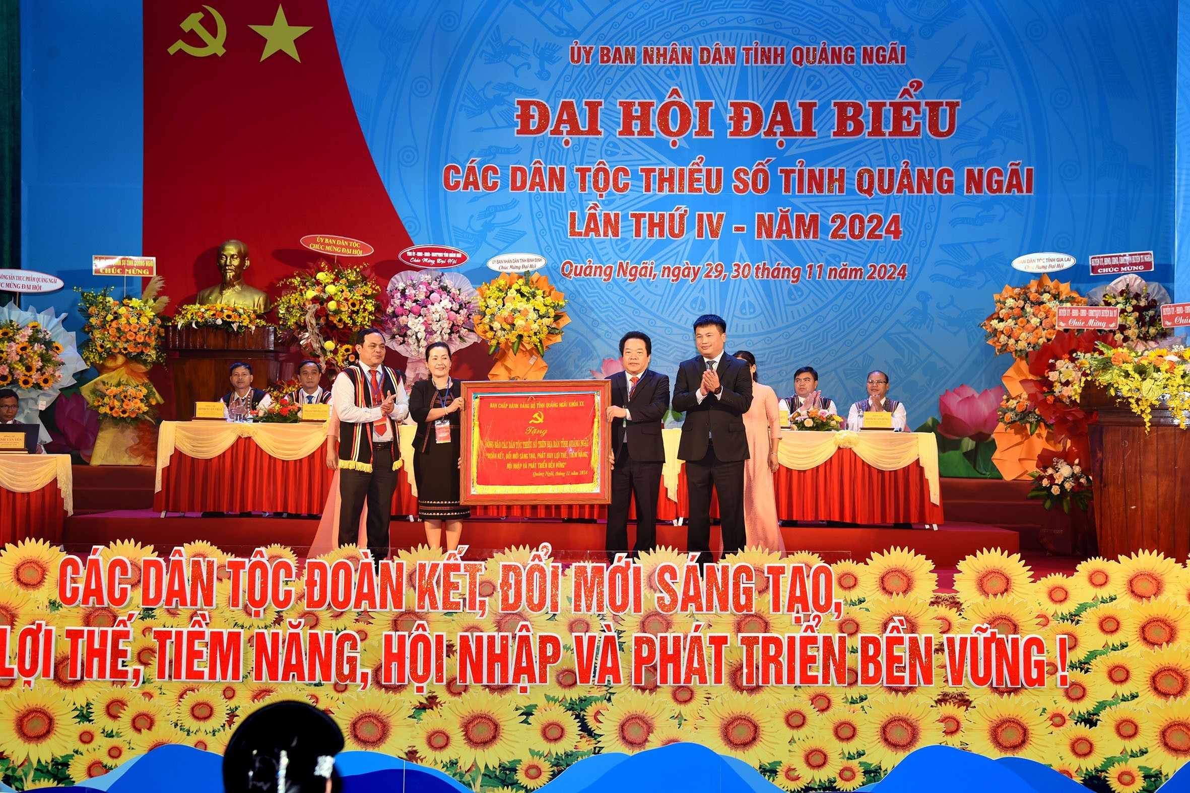 9-tinh-uy-quang-ngai-trao-buc-truong-tang-dai-hoi-1732973754.jpg