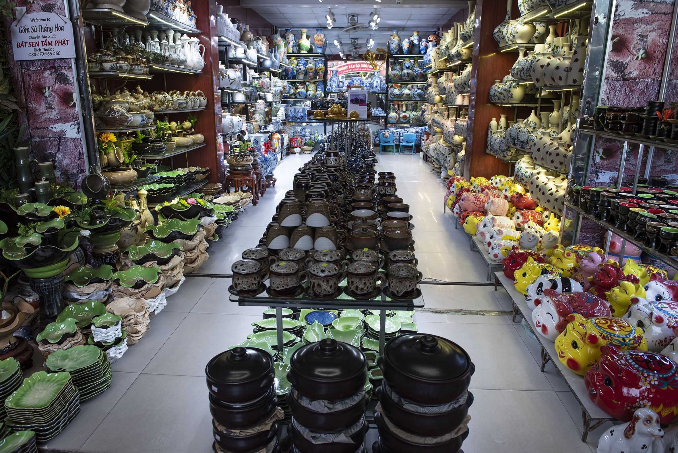 8a-dsc-7788a-mot-so-san-pham-gom-bat-trang-trung-bay-ban-tai-mot-cua-hang-o-bat-trang-1739547824.jpg