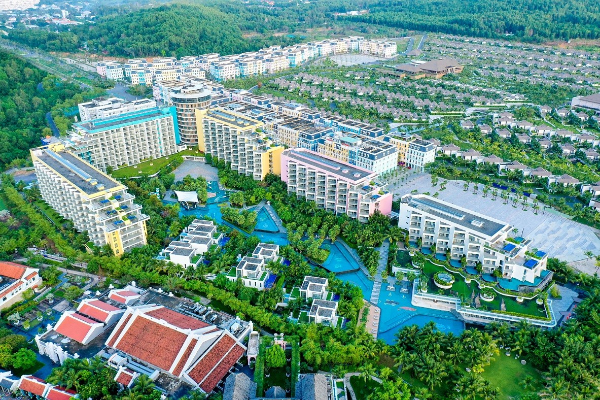 khu-nghi-duong-premier-residences-phu-quoc-emerald-bay-nam-trong-to-hop-bai-kem-cua-sun-group-1639726234.jpg