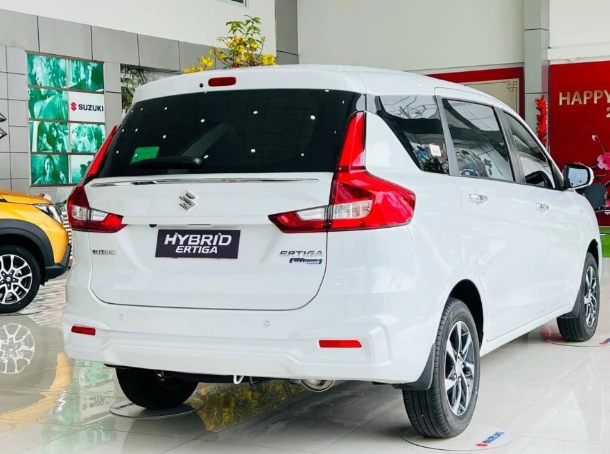 suzuki-ertiga-hybrid-giam-gia-sap-san-120-trieu-dong-kem-qua-tang-re-hon-nhieu-so-voi-mitsubishi-xpander-anh-2-1692346424.jpg