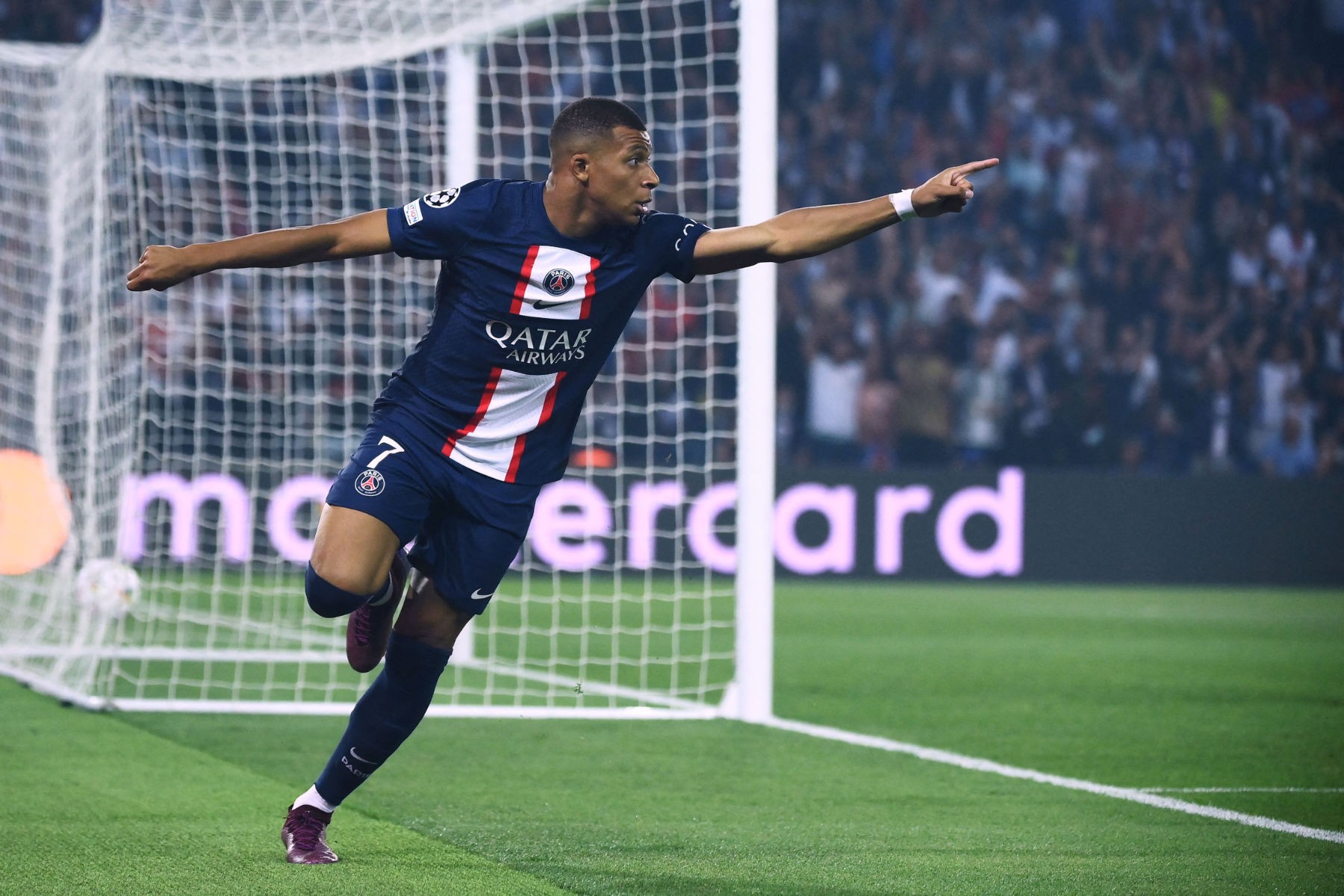 kylian-mbappe-goal-celebration-psg-vs-juventus-champions-league-2022-2-1692575981.jpg