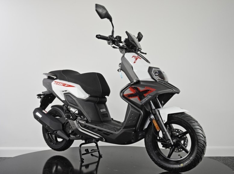 honda-sh-125i-lam-nguy-vi-doi-thu-moi-vua-ra-mat-voi-gia-50-trieu-dong-thiet-ke-sieu-an-tuong-anh-1-1694081271.jpg