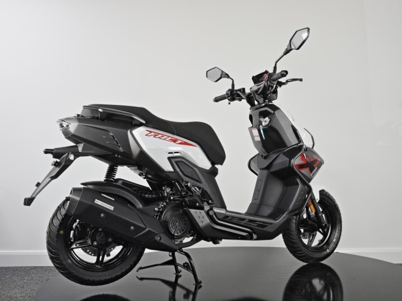 honda-sh-125i-lam-nguy-vi-doi-thu-moi-vua-ra-mat-voi-gia-50-trieu-dong-thiet-ke-sieu-an-tuong-anh-3-1694081271.jpg
