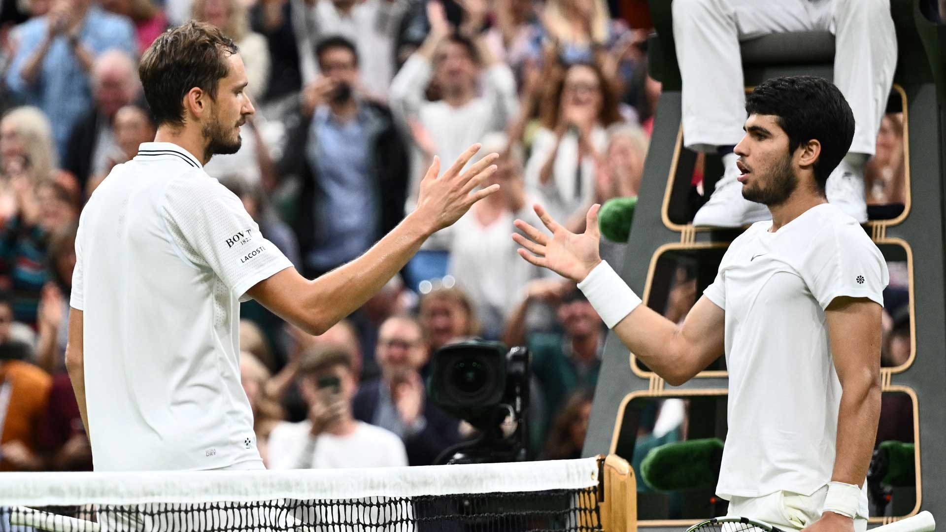 medvedev-alcaraz-wimbledon-2023-sf-handshake-1694073274.jpg