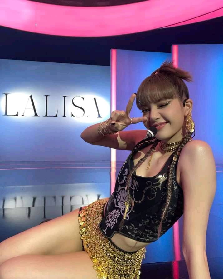 lisa-blackpink-phap-2-1694399881.jpg