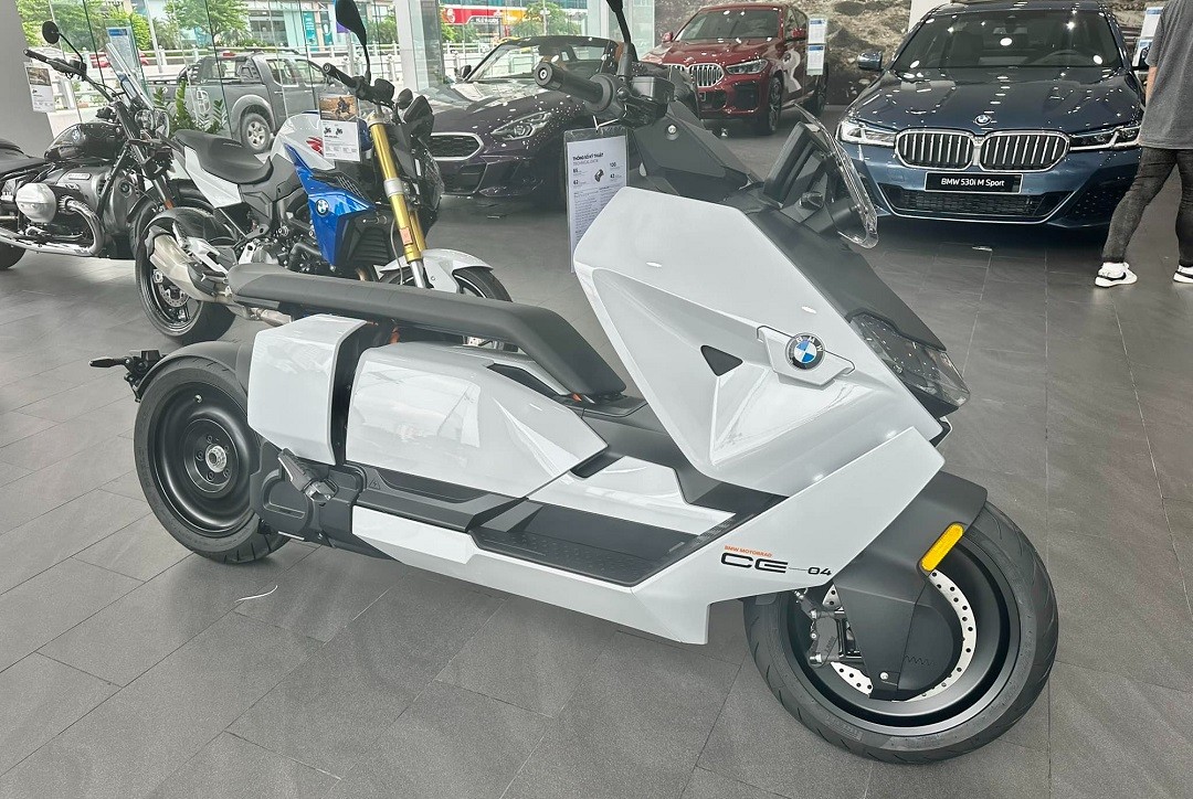 bmw-ce04-1695615127.jpg