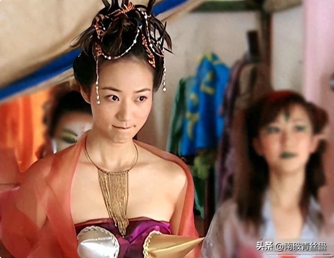 tao-hinh-ky-di-phim-co-trang-21-1696221995.jpg