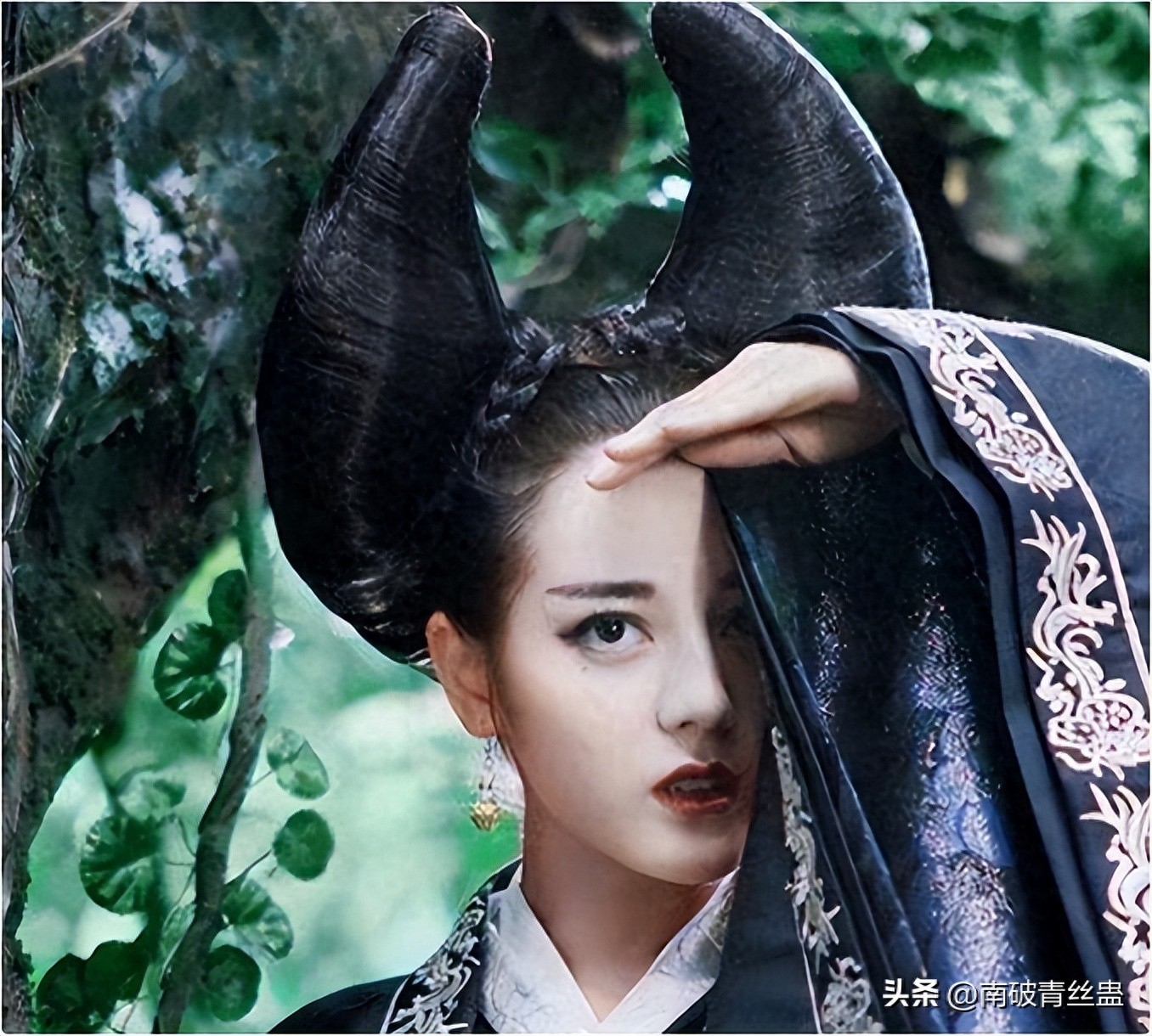 tao-hinh-ky-di-phim-co-trang-6-1696221609.jpg