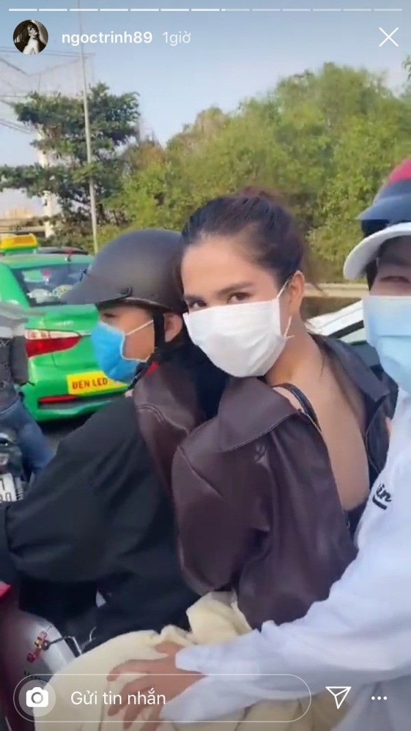 ngoc-trinh-gay-tranh-cai-khi-di-1696995012.jpg