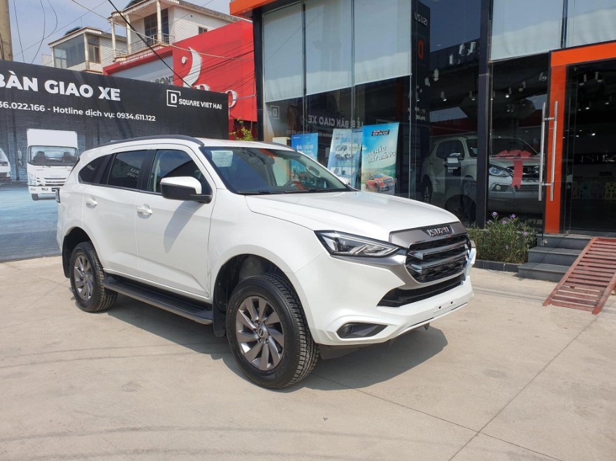con-ac-mong-cua-toyota-fortuner-giam-gia-144-trieu-dong-de-don-kho-co-the-gat-gio-ford-everest-anh-1-1697165522.jpg