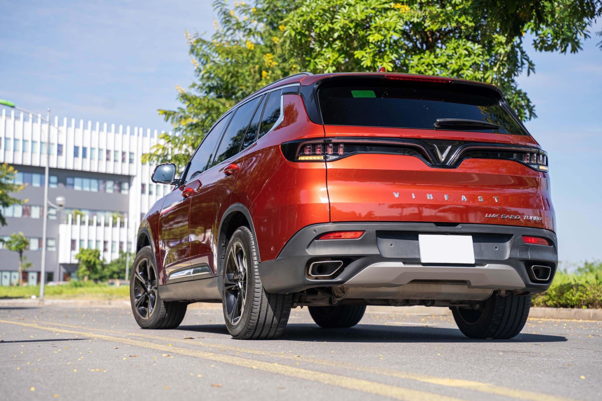 vinfast-lux-sa-2-1697429361.jpg