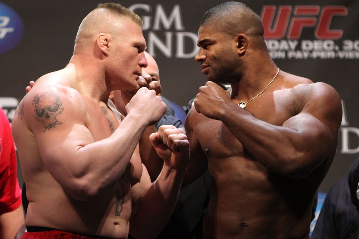 ufc141-weighin-036-1698292997.jpg