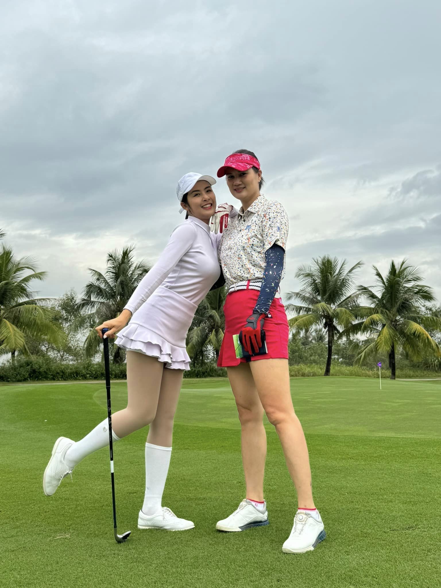 cuu-hoa-khoi-bong-chuyen-kim-hue-do-sac-cung-hoa-hau-ngoc-han-tren-san-golf-4-1698398301.jpg