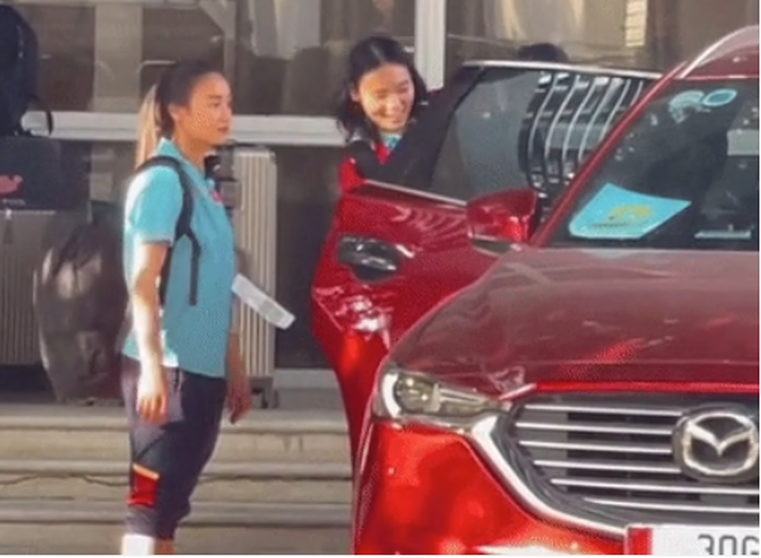 hot-girl-tuyen-nu-viet-nam-duoc-ban-trai-an-can-dua-ve-nha-hinh-2-1699193535.png