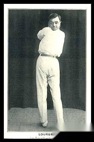 Người đàn ông này được biết đến với cái tên Martin Laurello, sinh năm 1886 tại Nuremberg, Đức. Ở tuổi 20, ông bắt đầu sự nghiệp diễn xuất ở châu u và mang những buổi biểu diễn của mình sang Hoa Kỳ vào năm 1921. Ông cũng làm việc cho đoàn nhào lộn của anh em nhà Barnum & Bailey của gia đình Ringling và đã biểu diễn ở Coney Island nhiều lần. Người đàn ông còn làm việc cho Đoàn tạp kỹ Hoàng gia Mỹ có tên 'Dick's Strongest' cho đến năm 1945, khi ông xuất hiện trong màn nhào lộn của Ripley cùng với cậu bé Tôm hùm bảy tuổi 'Popeye Perry' và 'Junior Stiles'.