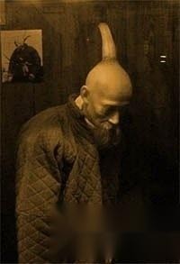 Năm 1930, một nông dân Trung Quốc ở Mãn Châu quốc bị một chủ ngân hàng người Nga phát hiện và trục xuất khỏi đất nước. Người Nga ngay lập tức chụp ảnh anh ta và gửi ảnh cho Robert Ripley của chuyên mục nổi tiếng 'Tin hay không?'. Người nông dân này có một chiếc sừng nhọn dài trên đầu, còn những bộ phận khác đều bình thường. Ripley treo giải thưởng khổng lồ cho bất kỳ ai có thể cung cấp manh mối về sự xuất hiện của người đàn ông. Tuy nhiên, ông ấy đã biến mất kể từ năm 1930 và không bao giờ được nhắc đến nữa.