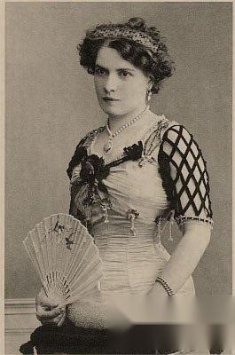 Gabrielle Fuller sinh vào năm 1884 tại Basel, Thụy Sĩ, và lần đầu tiên tham gia đoàn xiếc là vào dịp Triển lãm Paris năm 1900. Cô ấy đã cùng với đoàn xiếc anh em Ringling đến tham gia 'Hành trình Mơ ước tại Coney Island' để biểu diễn nghệ thuật xiếc. Người phụ nữ đã kết hôn 2 lần, một lần là với người đàn ông tên John de Fuller. Gabrielle có phần thân trên xinh đẹp nhưng sinh ra đã không có chân.