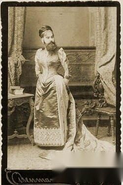 Madame Clofullia sinh ra ở Thụy Sĩ, bẩm sinh có nhiều lông và khi mới 8 tuổi đã mọc dâu dài khoảng 5cm. Năm 14 tuổi, Clofullia đã cùng cha và một người đại diện đi khắp châu u. Tại Paris, cô gặp và kết hôn với họa sĩ Fortune Clofullia. Madame Clofullia còn nổi tiếng vì cô để một bộ râu rất đẹp, nhái theo Napoleon III. Về sau, cô được người cai trị thưởng cho một viên kim cương lớn.