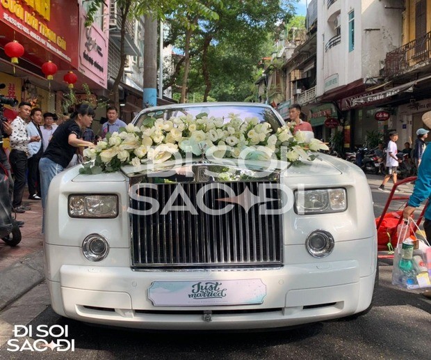 doan-van-hau-dung-sieu-xe-50-ty-don-dau-1699673249.jpg
