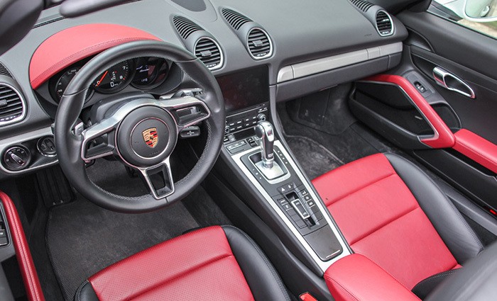 khoang-lai-porsche-718-1699955941.jpeg