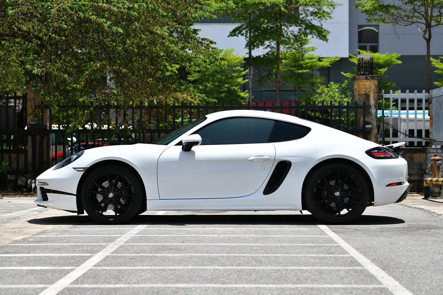 porsche-718-cayman-2020-2-1699955941.jpg