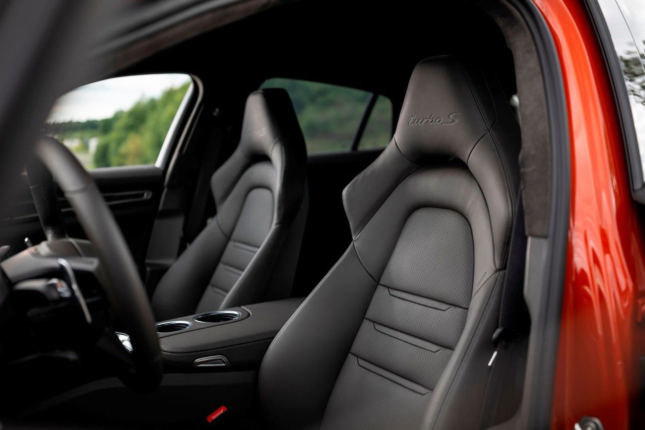2022-porsche-panamera-turbo-front-seats-carbuzz-788012-1600-175854-1700128049.jpg