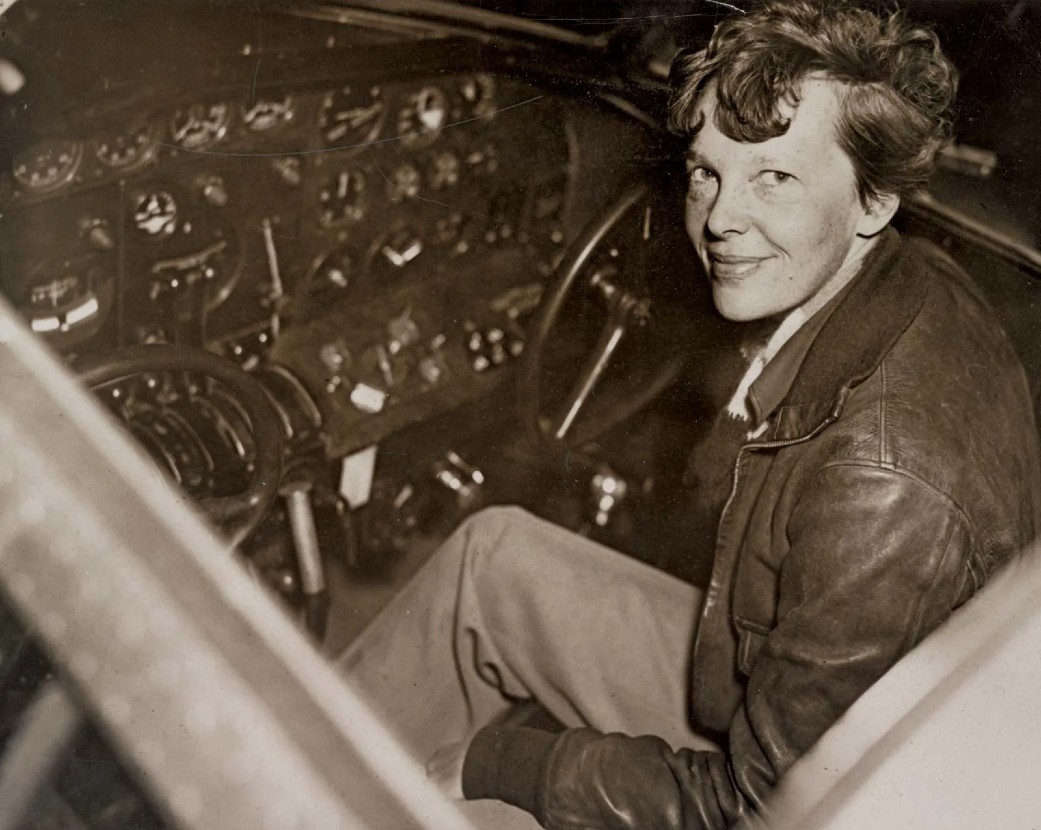 amelia-earhart-cockpit-airplane-lockheed-electra-1700558430.jpg