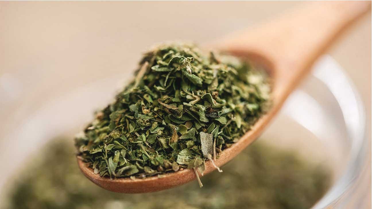 oregano-flakes-spoon-1296x728-1701069068.jpg