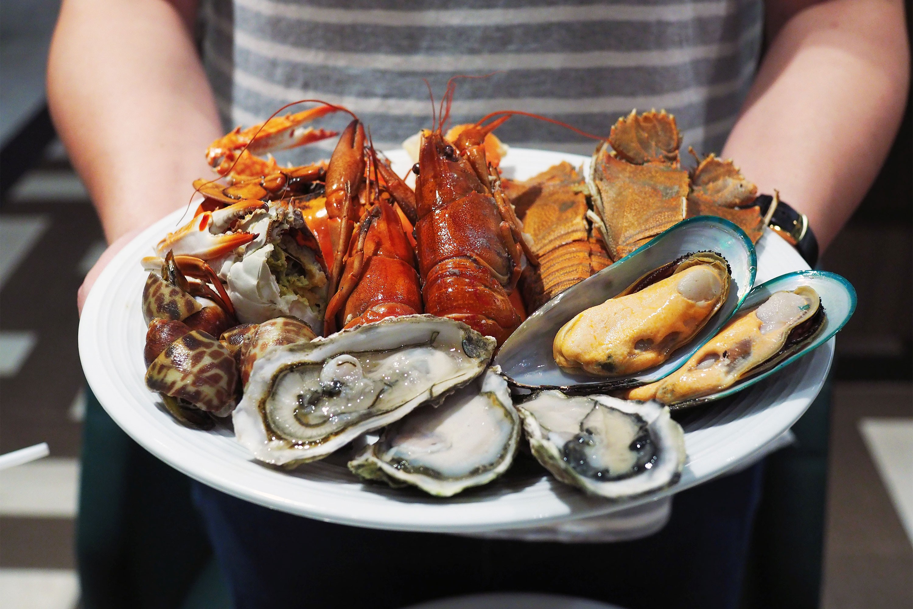 plate-of-steamed-assorted-shellfish-gettyimages-994136284-3000x2000-1701073847.jpg