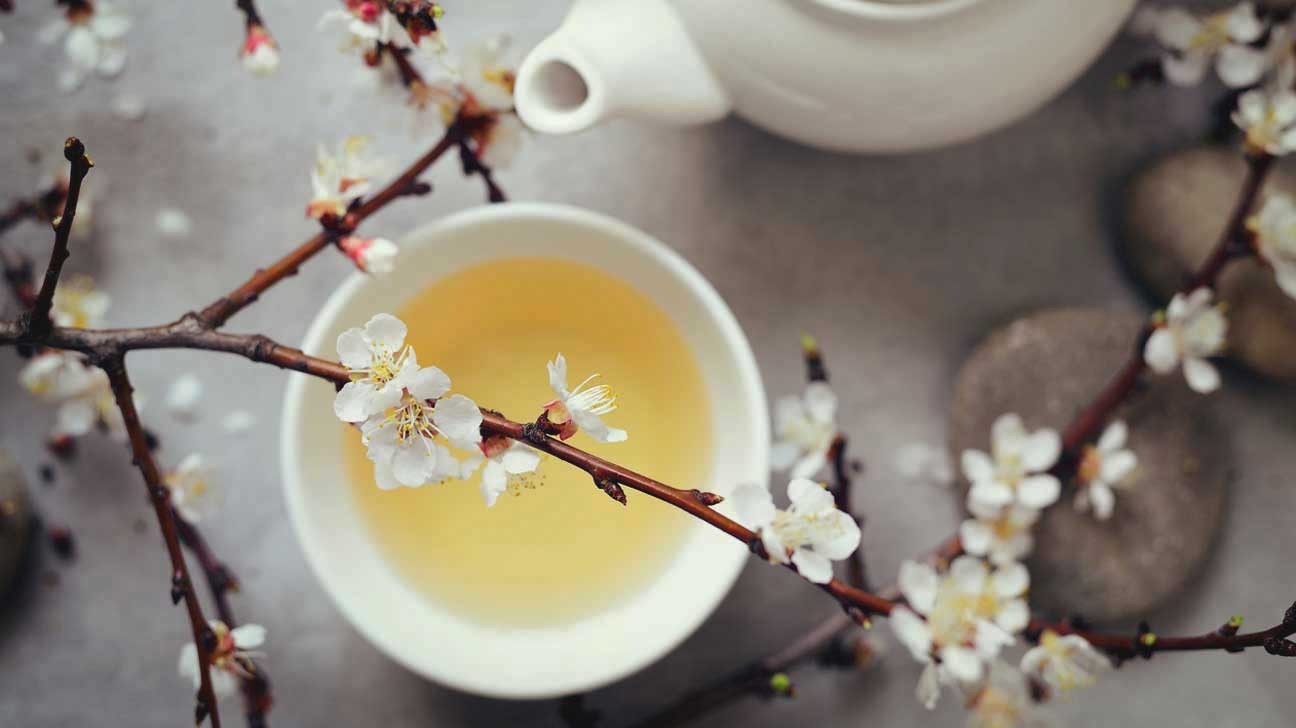 white-tea-in-cup-1296x728-1701250147.jpg