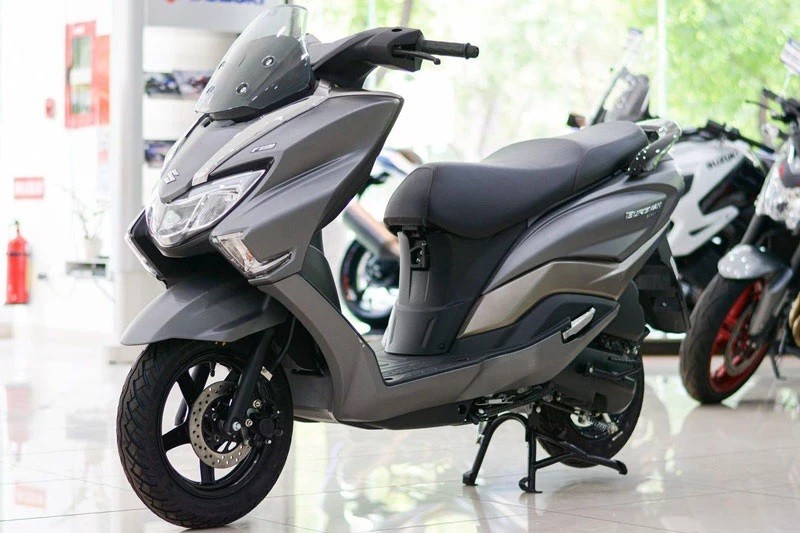 Nhăm nhe hạ gục Honda Air Blade, ‘thiên hoàng’ xe ga của Suzuki giảm giá cực sốc gần 10 triệu đồng ảnh 1