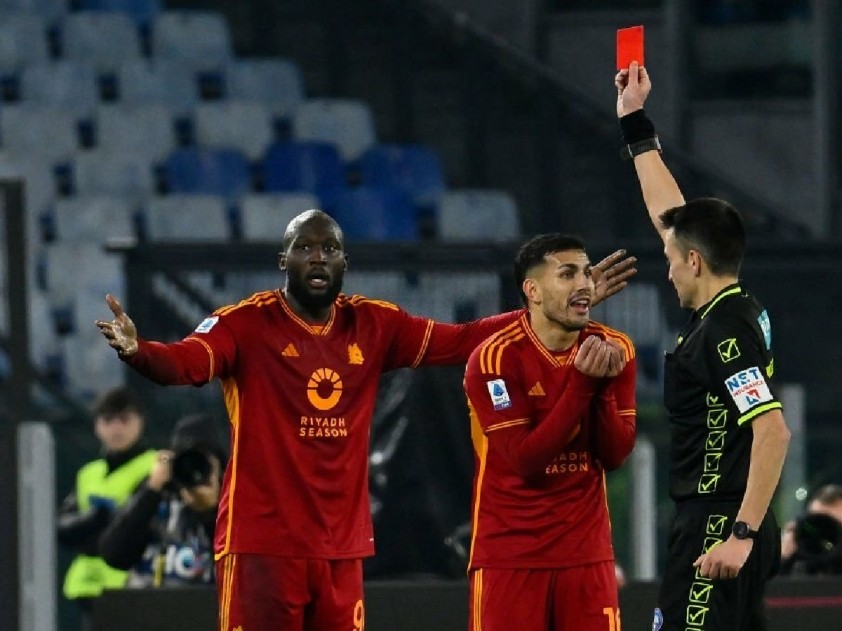 lukaku-hoa-bao-khien-hlv-mourinho-noi-tran-loi-dinh-sau-tran-roma-hoa-fiorentina-371318-1702298331.jpg