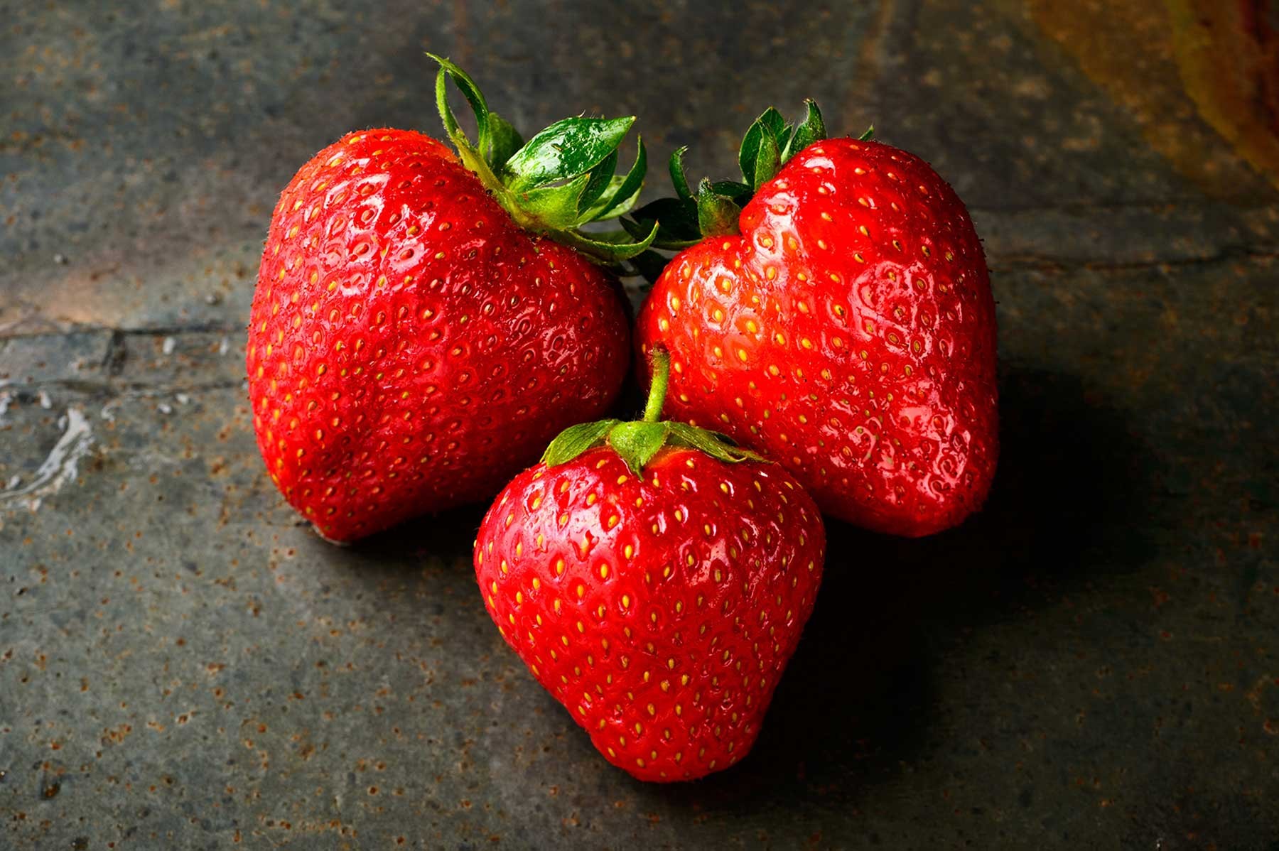 strawberry-seed-oil-skin-benefits-1702901420.jpg
