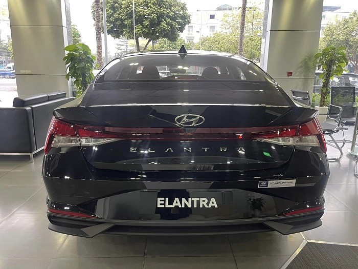 hyundai-elantra-2-1703144775.jpg