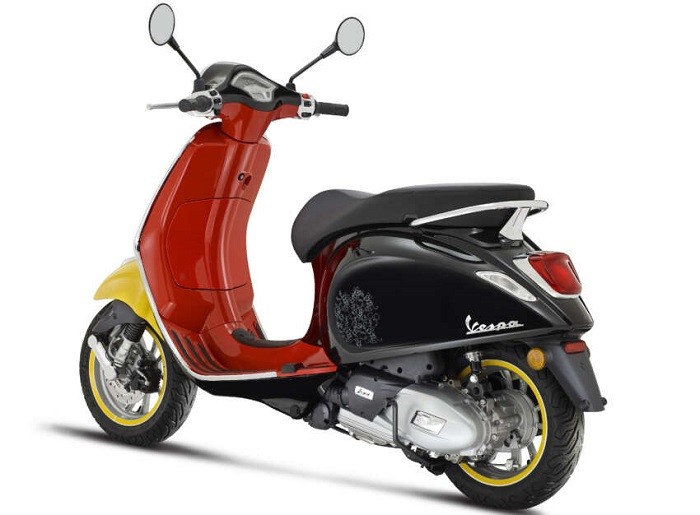 vespa-disney-mickey-mouse-edition-4-1703348967.jpg