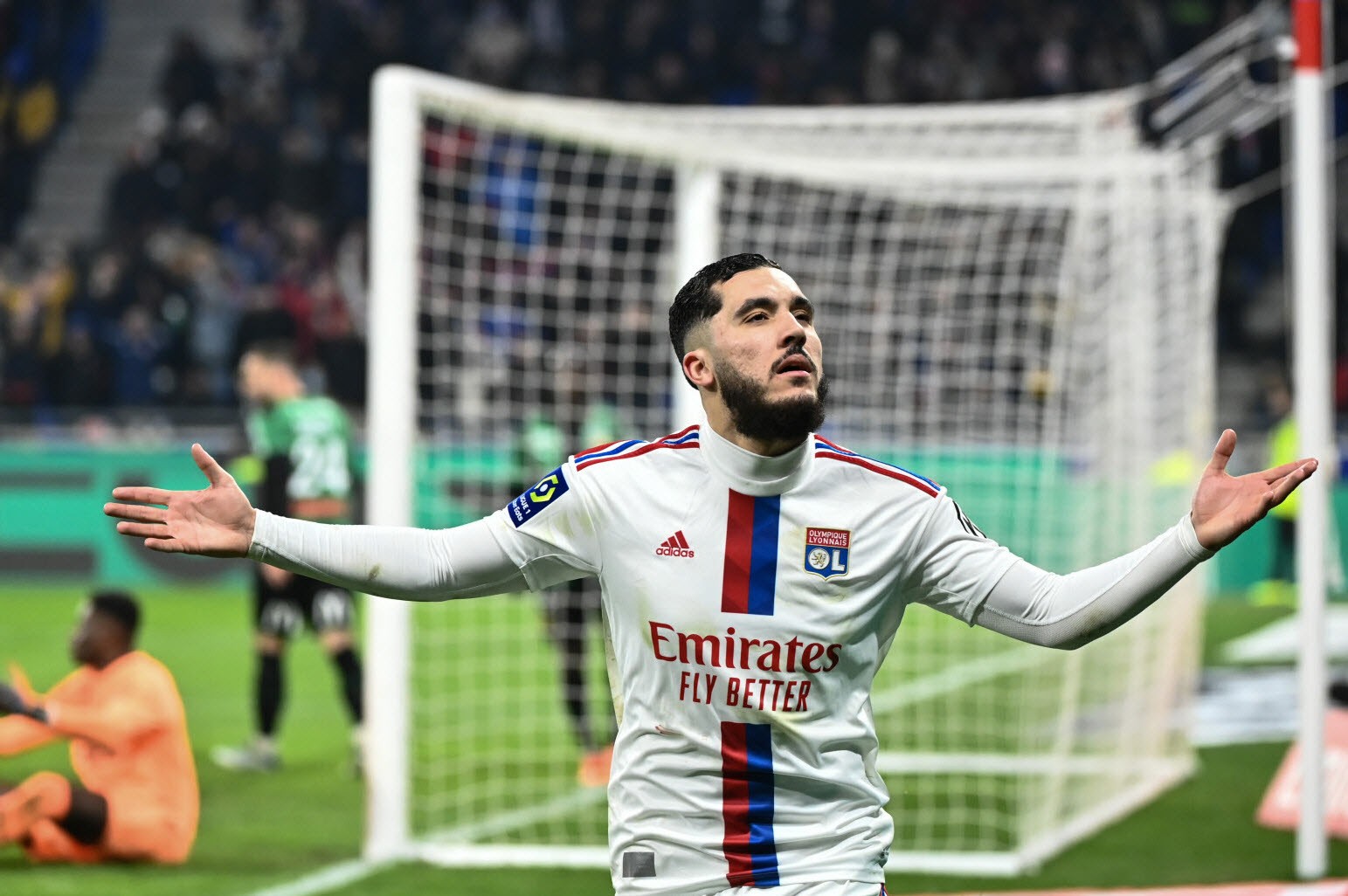 rayan-cherki-a-ete-encore-une-fois-excellent-avec-une-passe-decisive-et-un-but-pour-battre-le-rc-lens-dimanche-photo-afp-olivier-chassignole-1676241124-1703665758.jpg