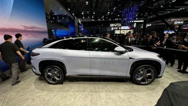 Tin xe trưa 1/1: Đối thủ cứng của Ford Everest thiết kế ‘lu mờ’ Hyundai Santa Fe, giá 649 triệu đồng ảnh 1