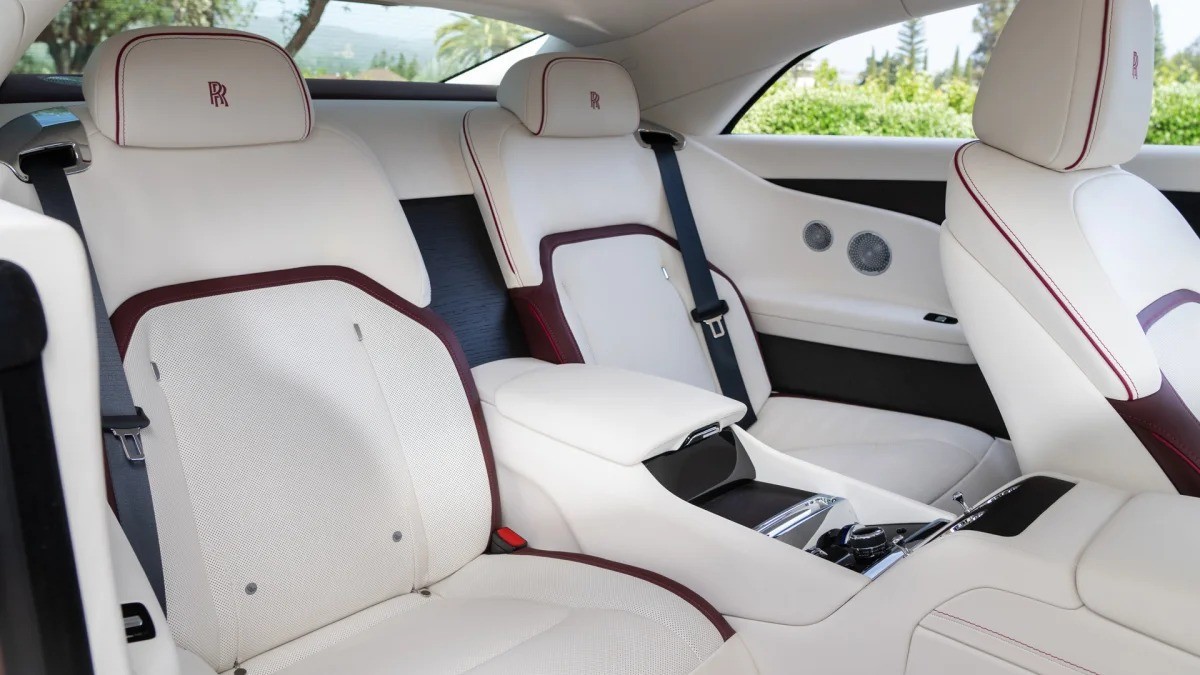 2024-rolls-royce-spectre-in-morg-1704275675.jpg