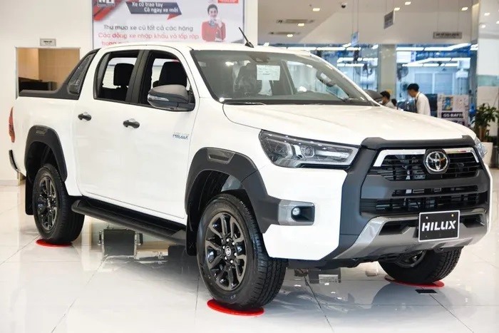 Cận cảnh ‘vua bán tải’ Toyota mới giá hấp dẫn: Thiết kế đẹp long lanh, trang bị lấn át Ford Ranger ảnh 8