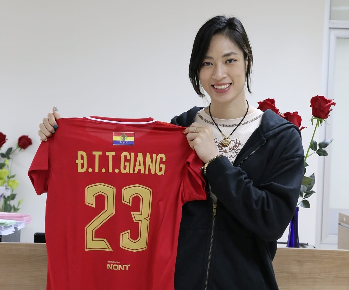 hoa-khoi-bong-chuyen-tra-giang-chinh-thuc-gia-nhap-thai-league-239209-1704339079.jpg